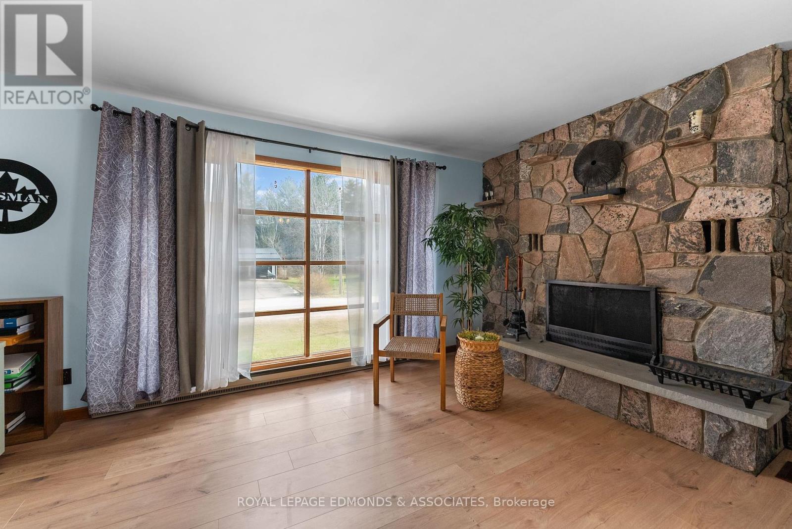 105 Bessborough Street, Laurentian Hills, Ontario  K0J 1P0 - Photo 10 - X12120245