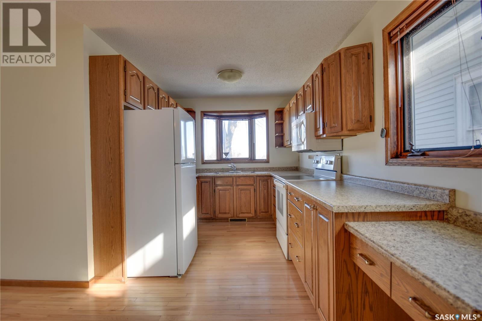 Property at 107 8th STREET W image 4