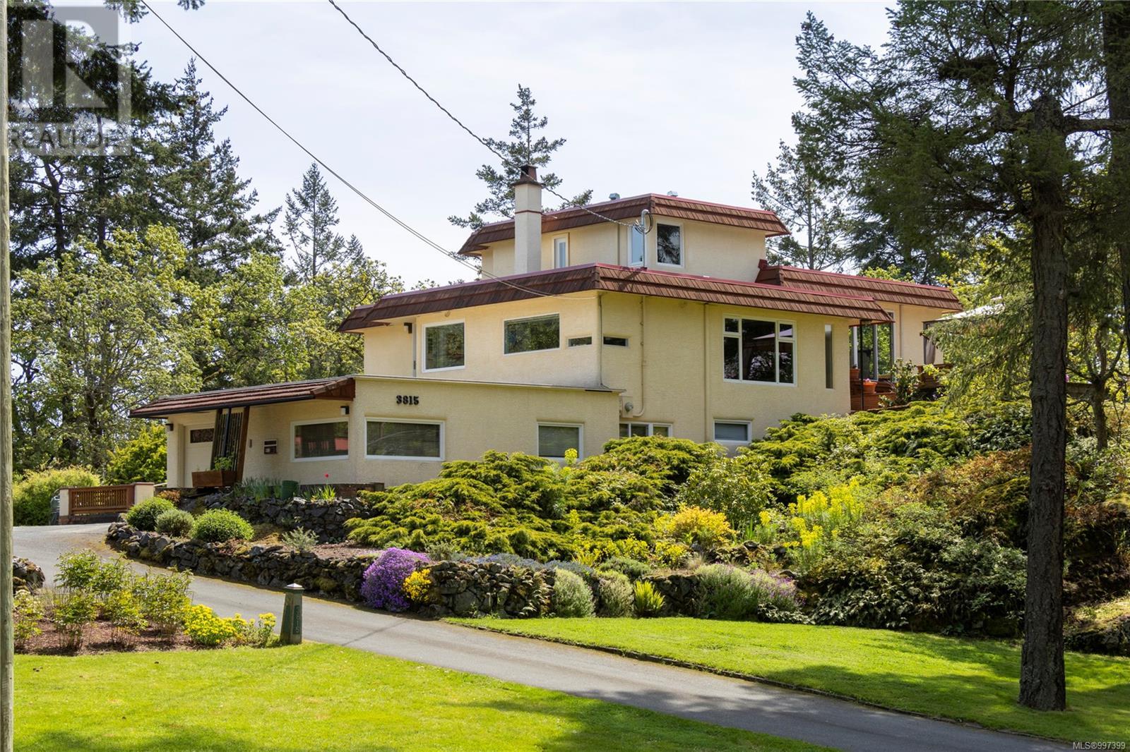 3815 Wilkinson Rd, Saanich, British Columbia