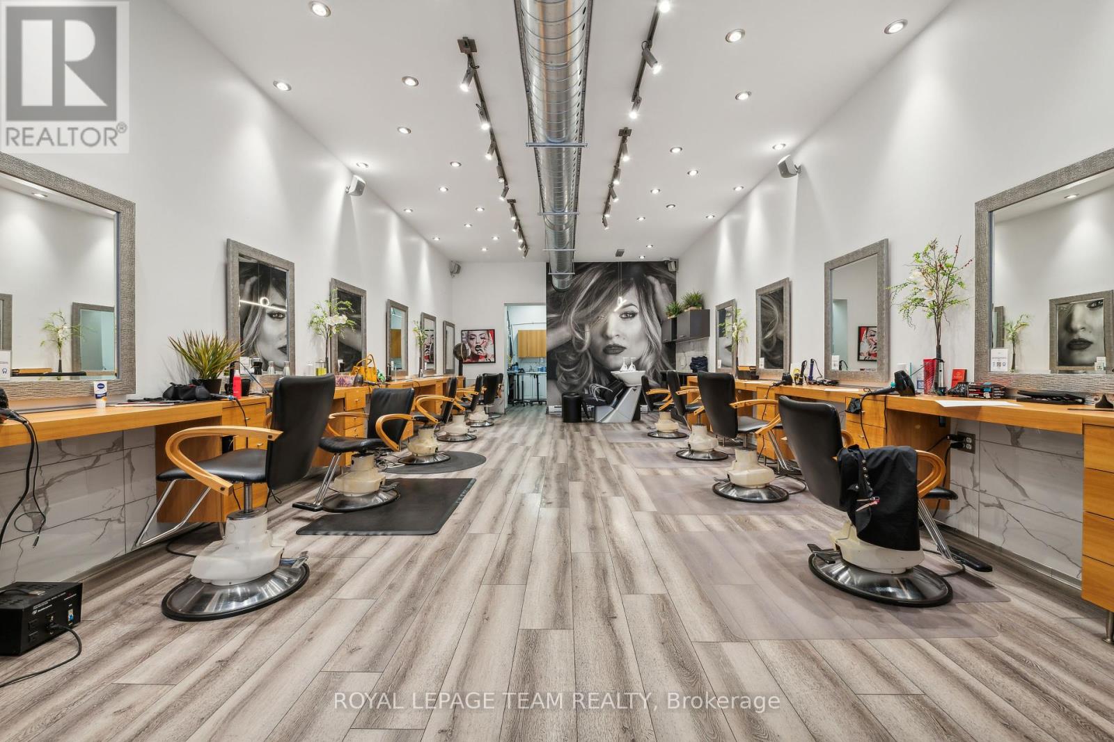 838 Bank Street, Ottawa, Ontario  K1S 3W1 - Photo 2 - X12120453