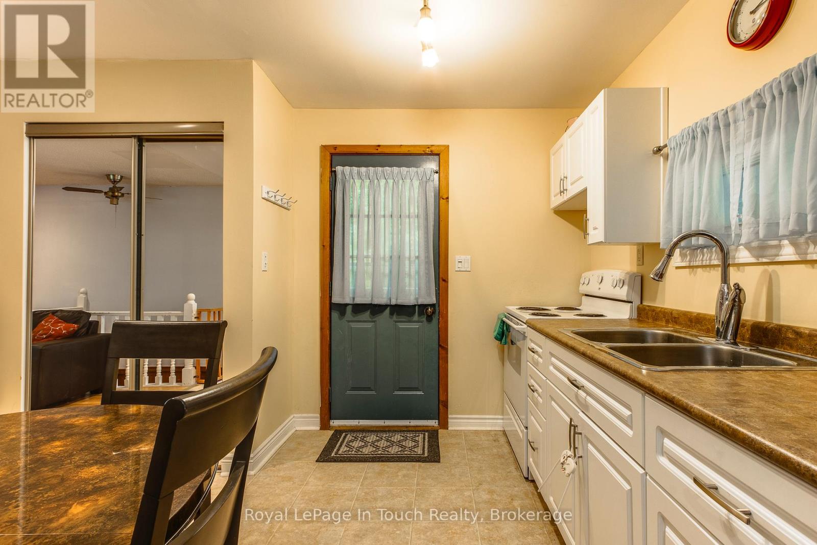 349 Balm Beach Road W, Tiny, Ontario  L0L 2J0 - Photo 8 - S12120484