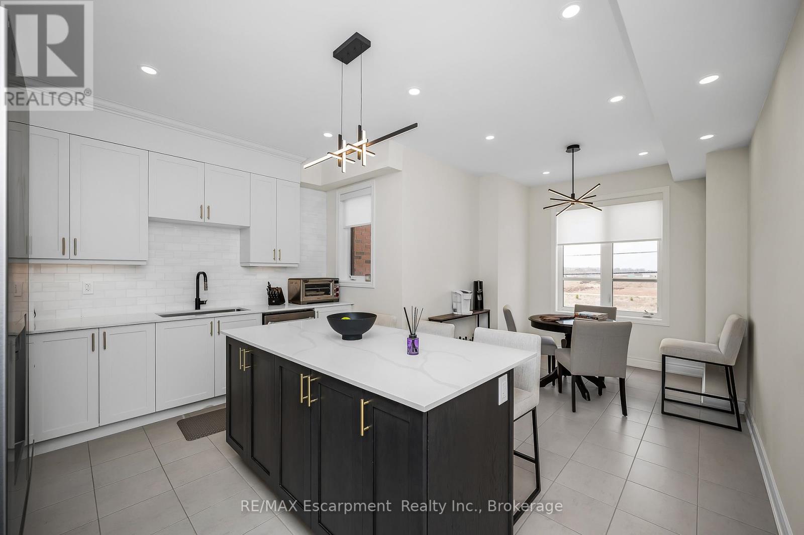 3401 Sixth Line, Oakville, Ontario  L6H 0Y7 - Photo 6 - W12120446