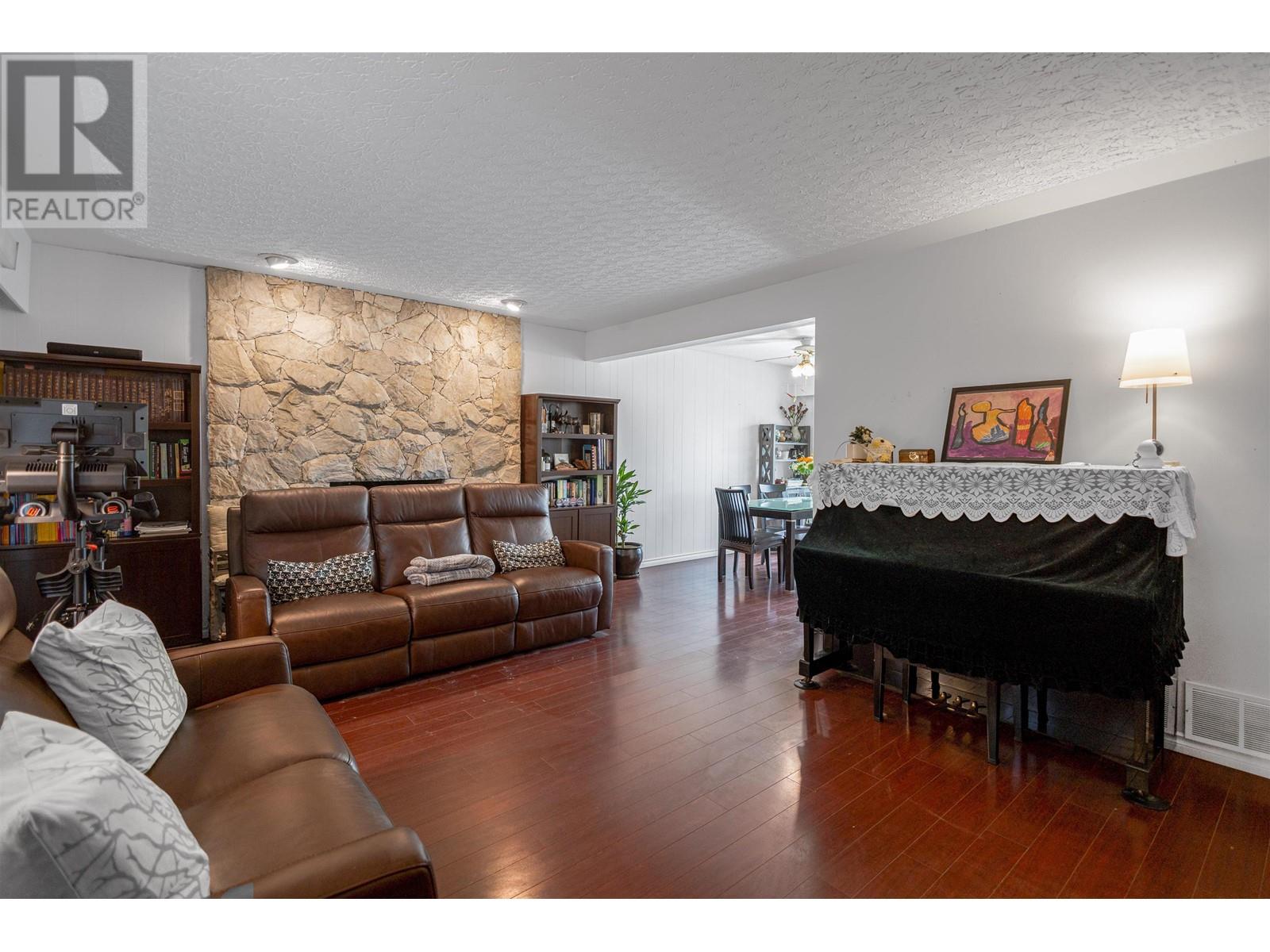 Property at 5540 PARKER STREET image 3
