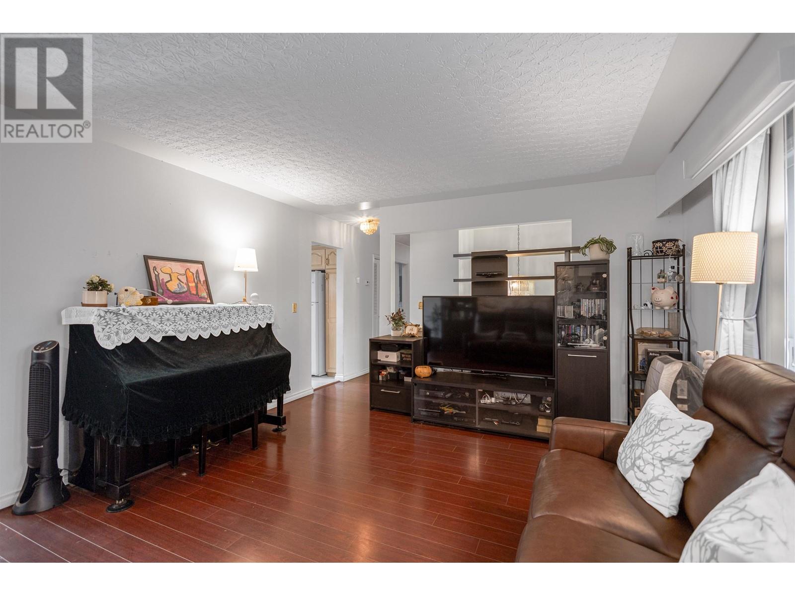 Property at 5540 PARKER STREET image 4