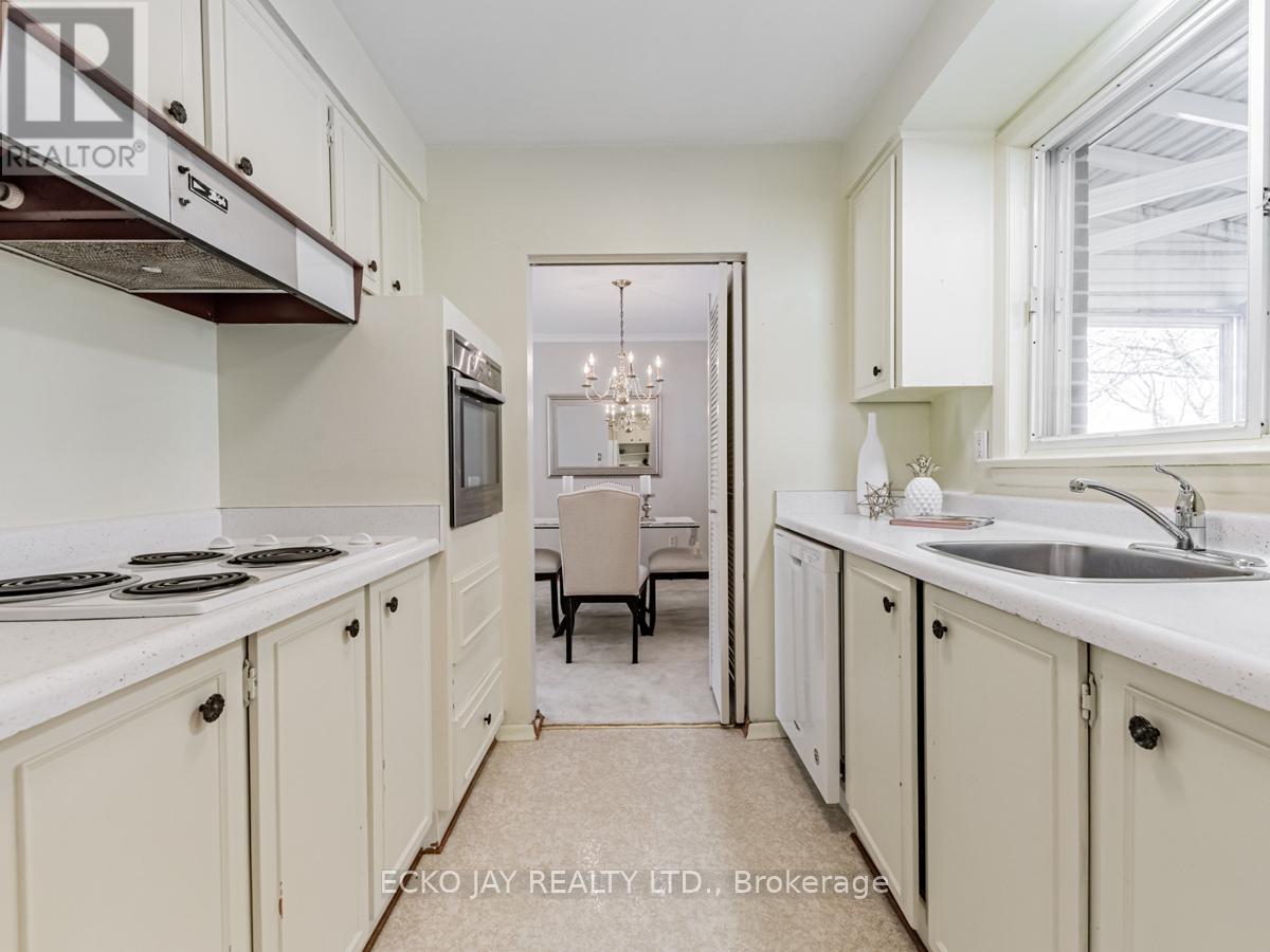 14 Parfield Drive, Toronto (Henry Farm), Ontario  M2J 1B9 - Photo 11 - C12120380