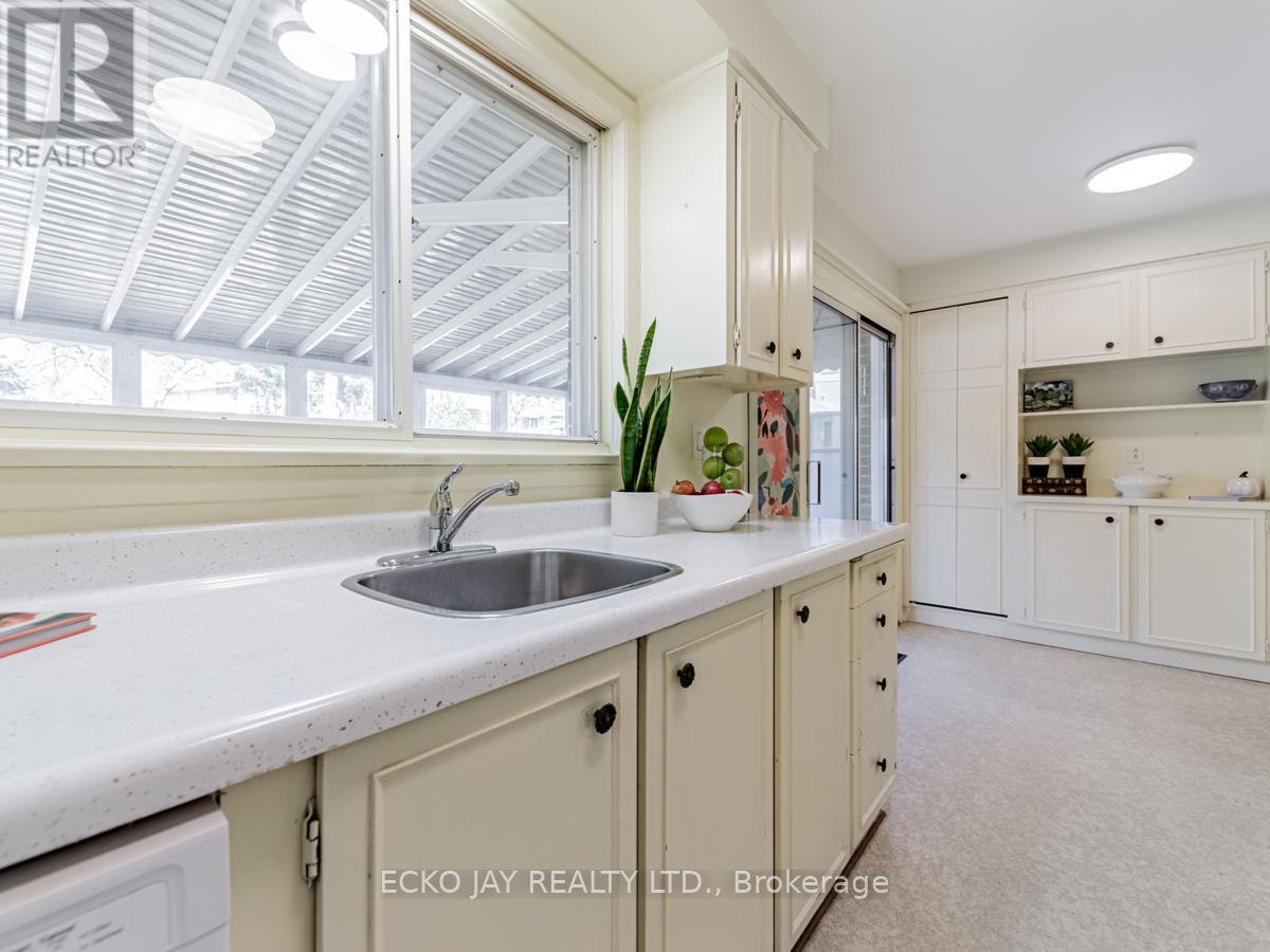 14 Parfield Drive, Toronto (Henry Farm), Ontario  M2J 1B9 - Photo 12 - C12120380