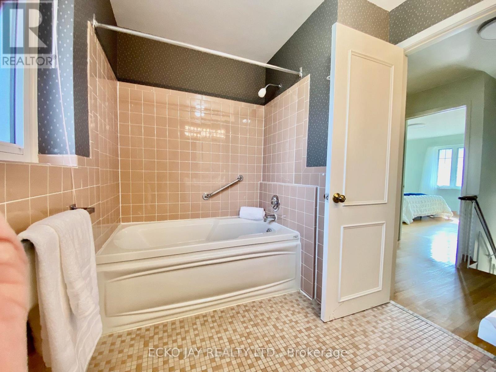 14 Parfield Drive, Toronto (Henry Farm), Ontario  M2J 1B9 - Photo 32 - C12120380