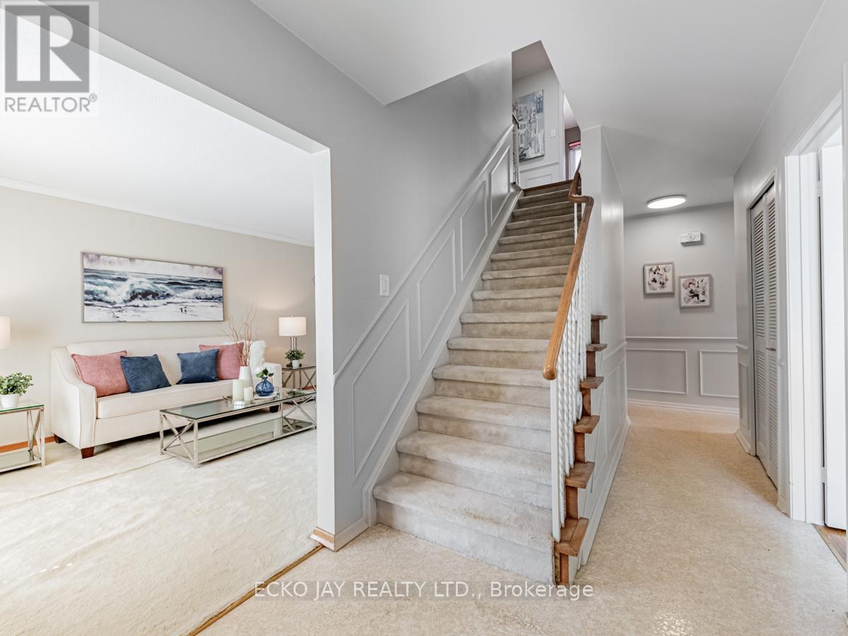 14 Parfield Drive, Toronto (Henry Farm), Ontario  M2J 1B9 - Photo 4 - C12120380