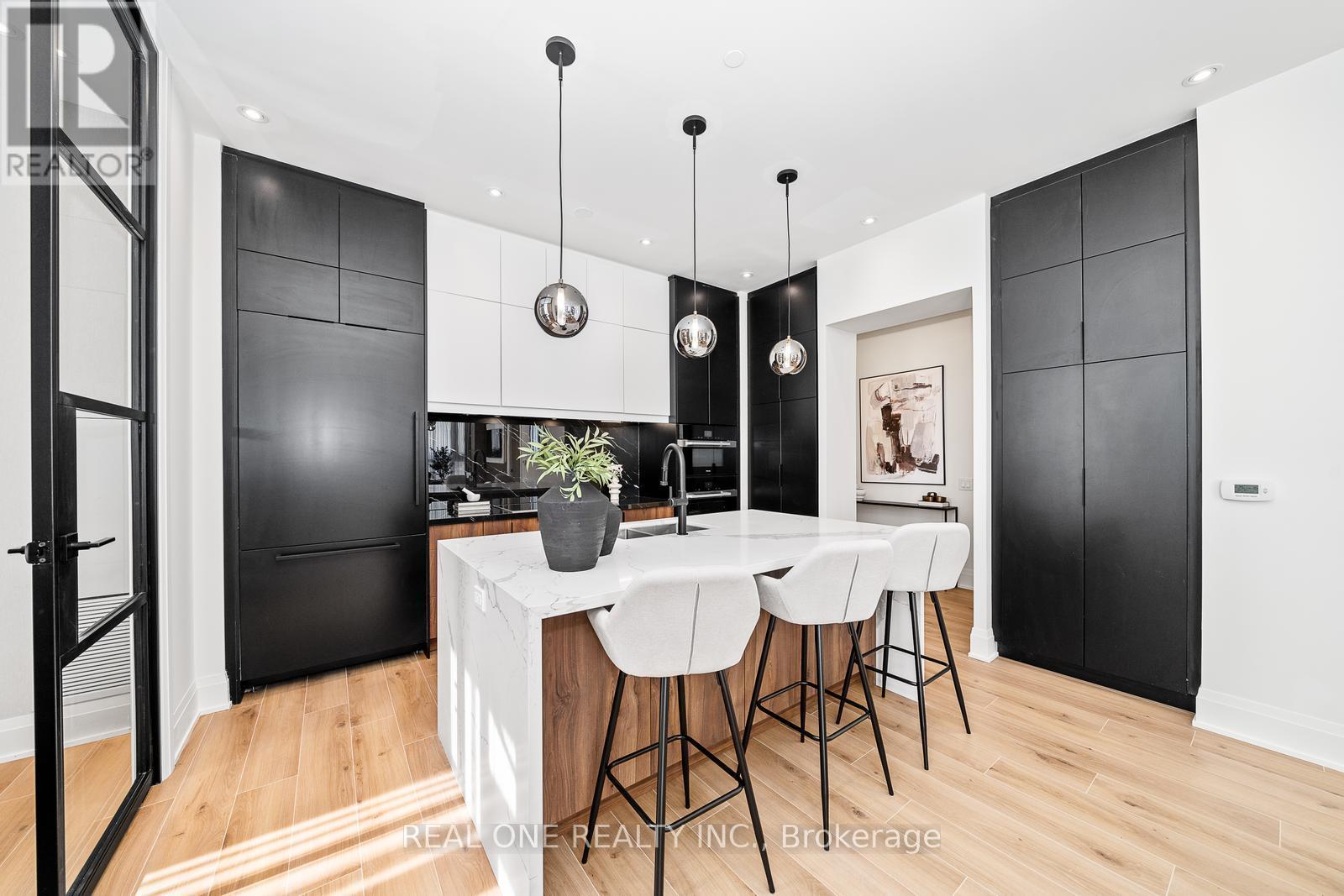 814 - 509 DUNDAS STREET W, Oakville, Ontario