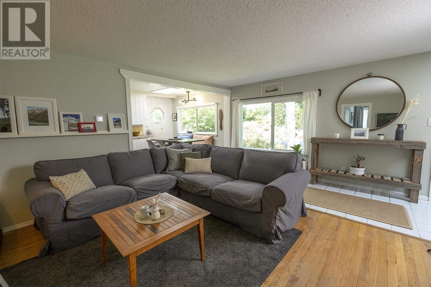 649 Dougall Road, Gibsons, British Columbia  V0N 1V8 - Photo 3 - R2997440
