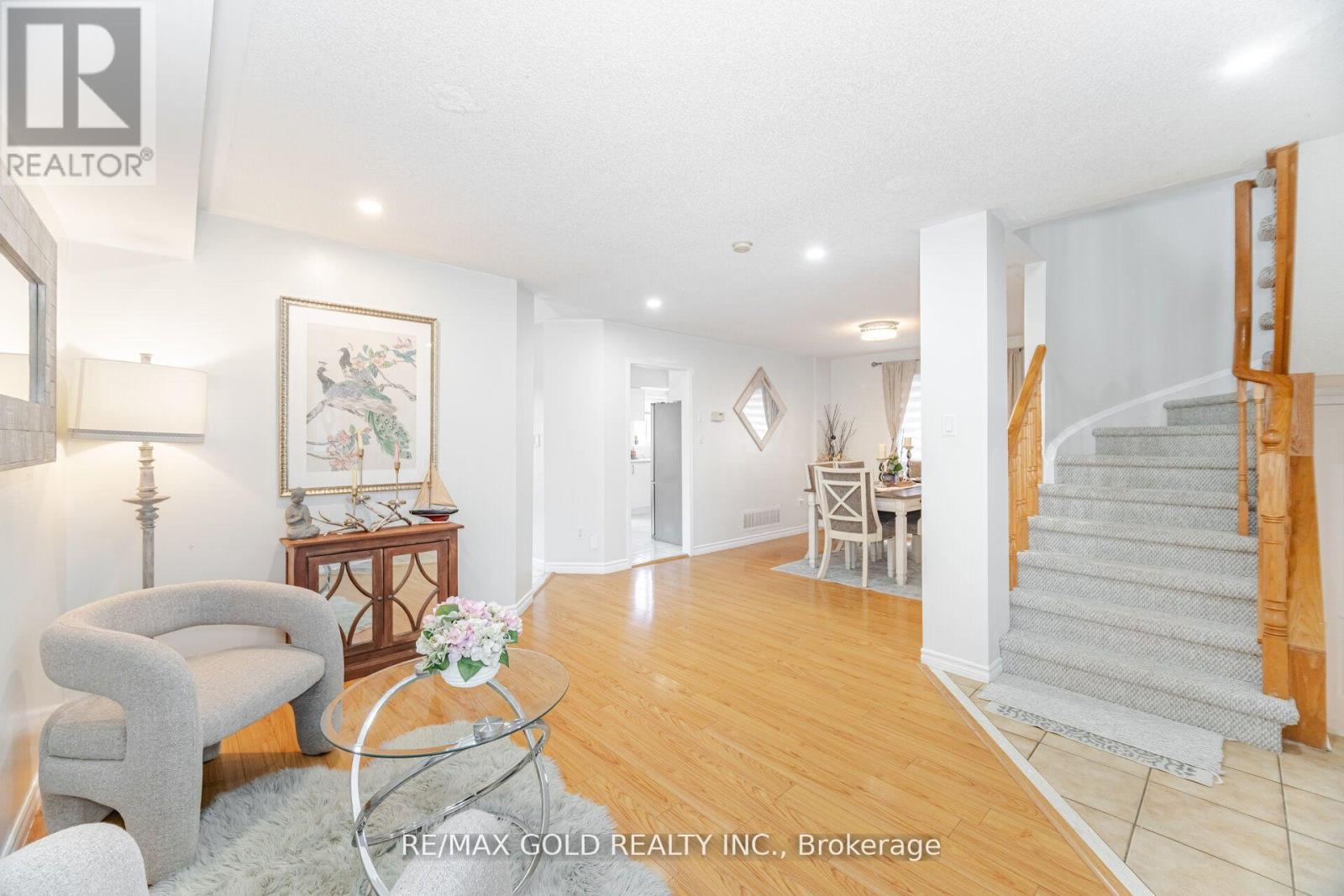 7 Creekwood Drive, Brampton (Snelgrove), Ontario  L7A 1G6 - Photo 8 - W12120435