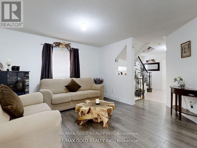 Property at 18 THIMBLEBERRY STREET image 3