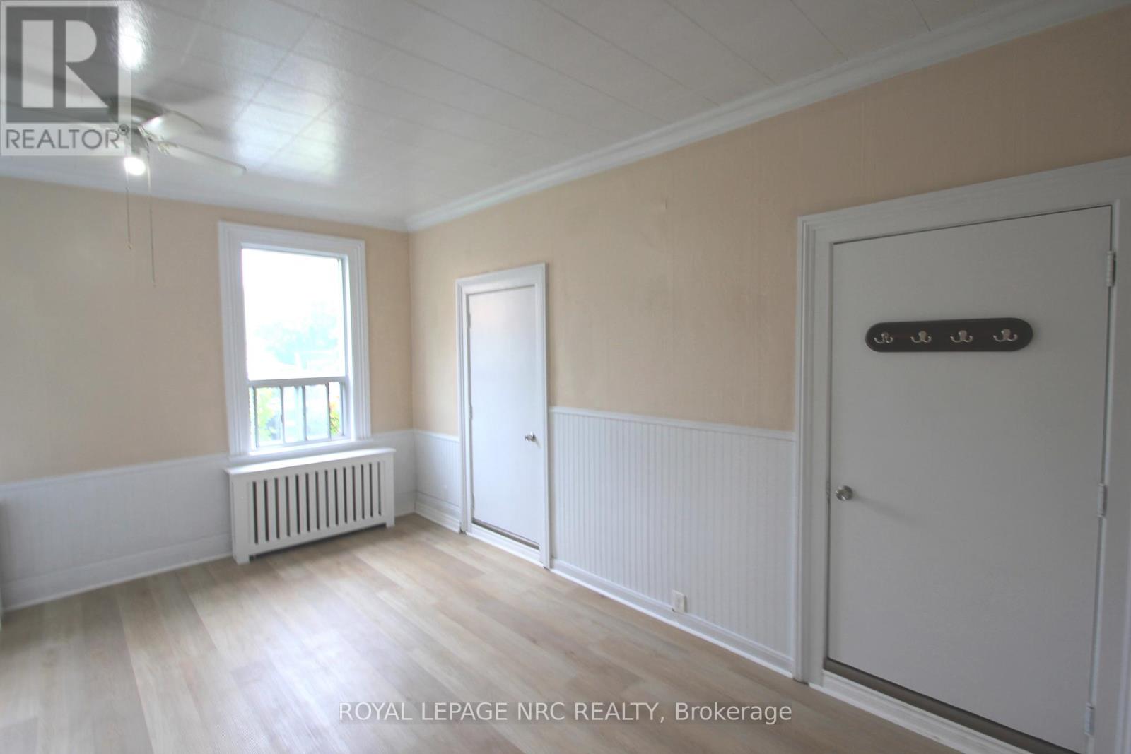 33 Lake Street, St. Catharines, Ontario  L2R 5W9 - Photo 17 - X12116164