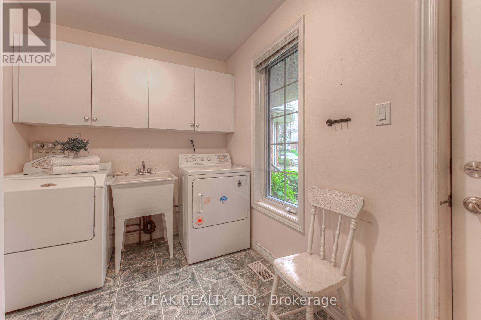 300 Thorncrest Drive, Waterloo, Ontario  N2L 5R5 - Photo 11 - X12120397