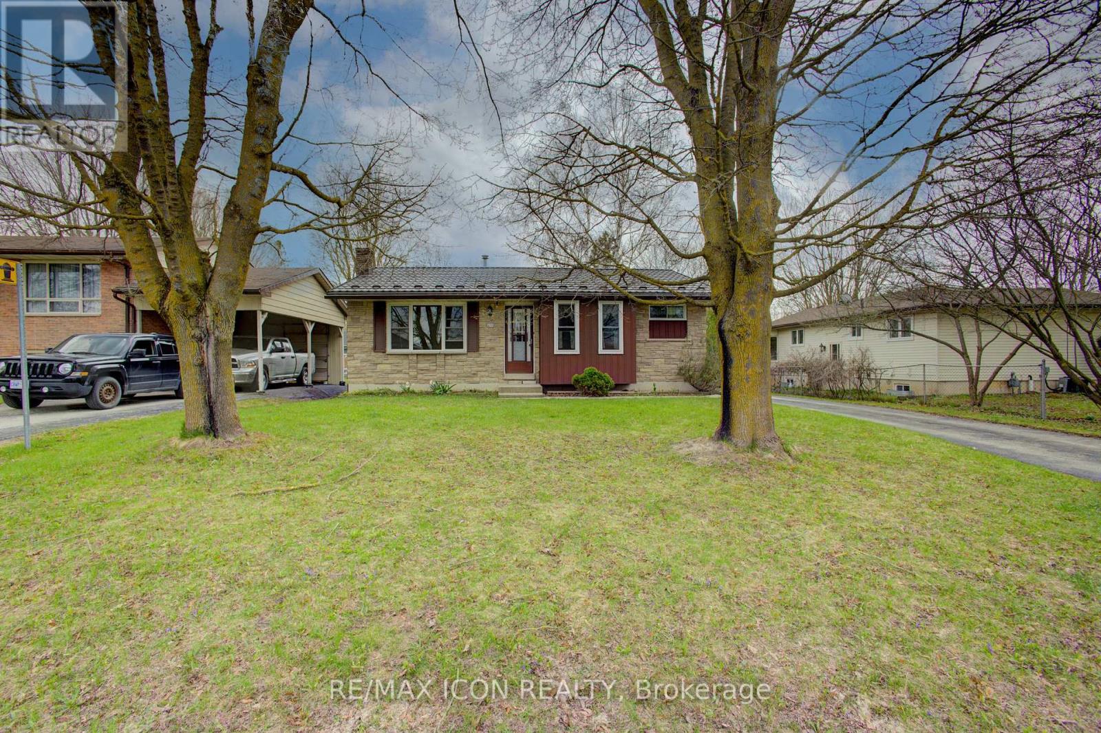 271 Forest Glen Crescent, Wellington North (Mount Forest), Ontario  N0G 2L2 - Photo 2 - X12120530