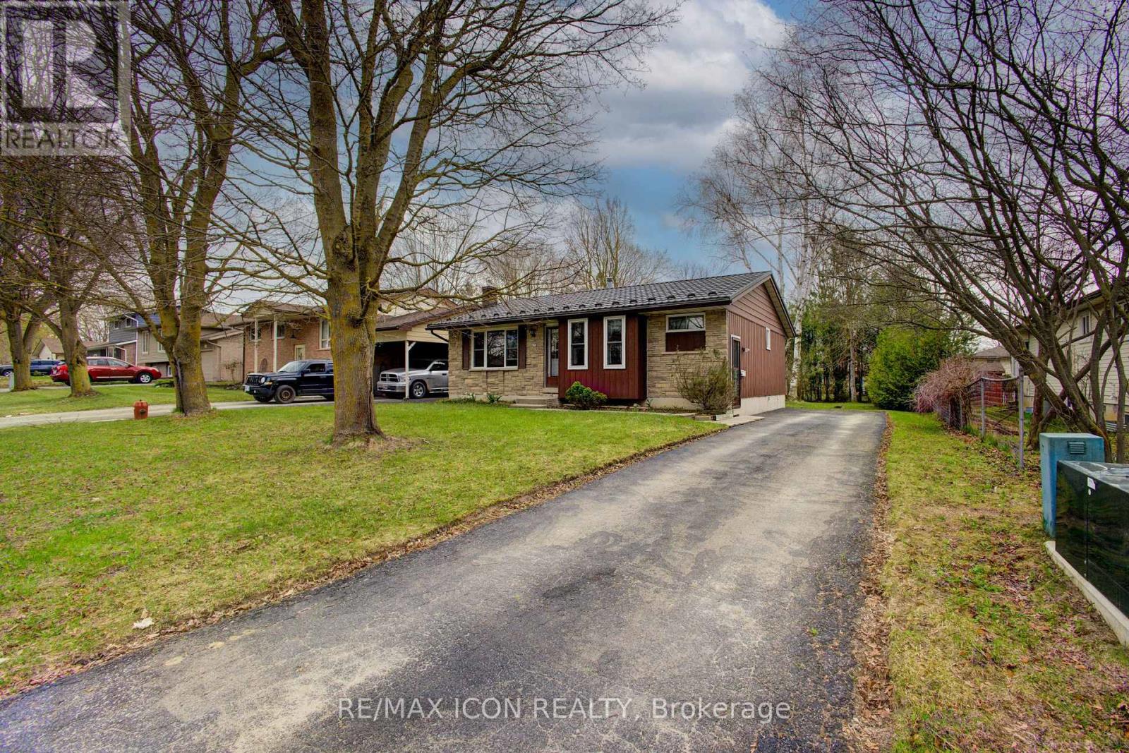 271 Forest Glen Crescent, Wellington North (Mount Forest), Ontario  N0G 2L2 - Photo 3 - X12120530