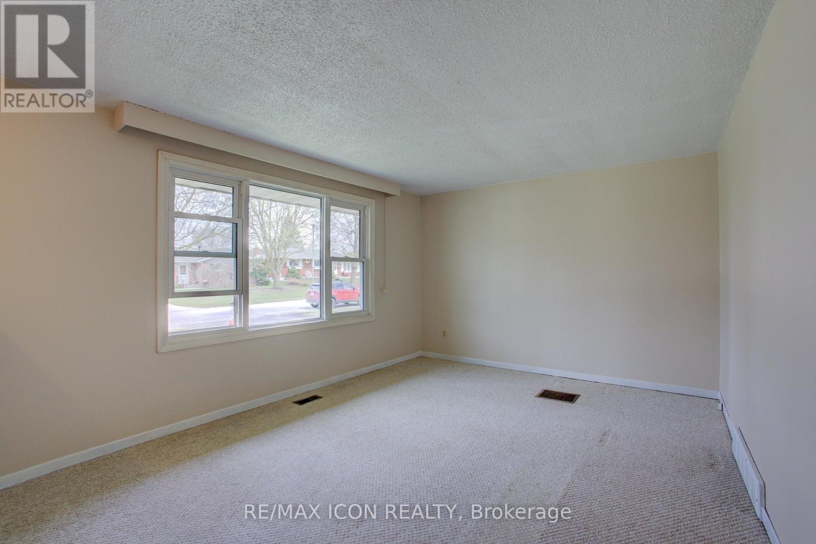 271 Forest Glen Crescent, Wellington North (Mount Forest), Ontario  N0G 2L2 - Photo 8 - X12120530