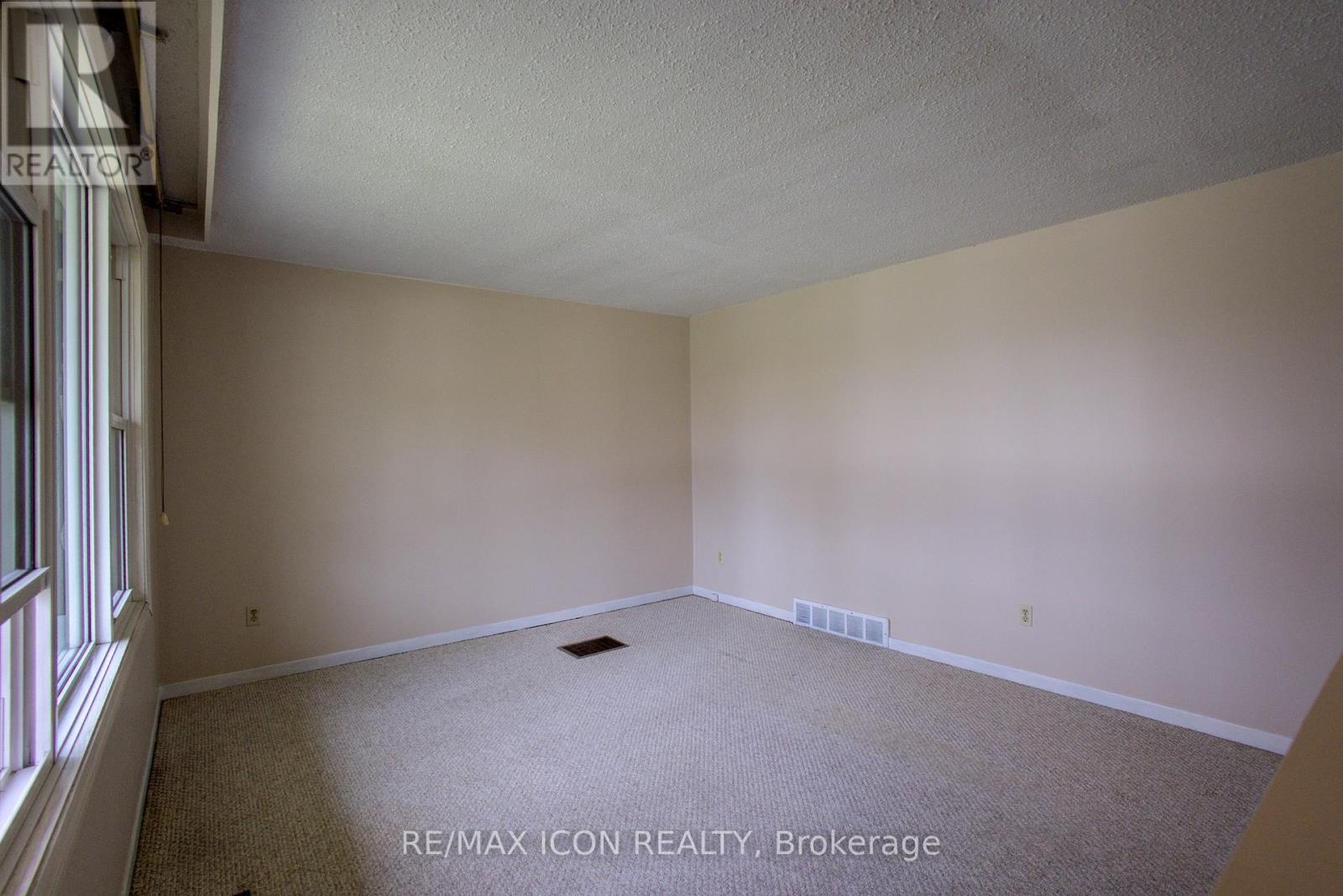 271 Forest Glen Crescent, Wellington North (Mount Forest), Ontario  N0G 2L2 - Photo 9 - X12120530
