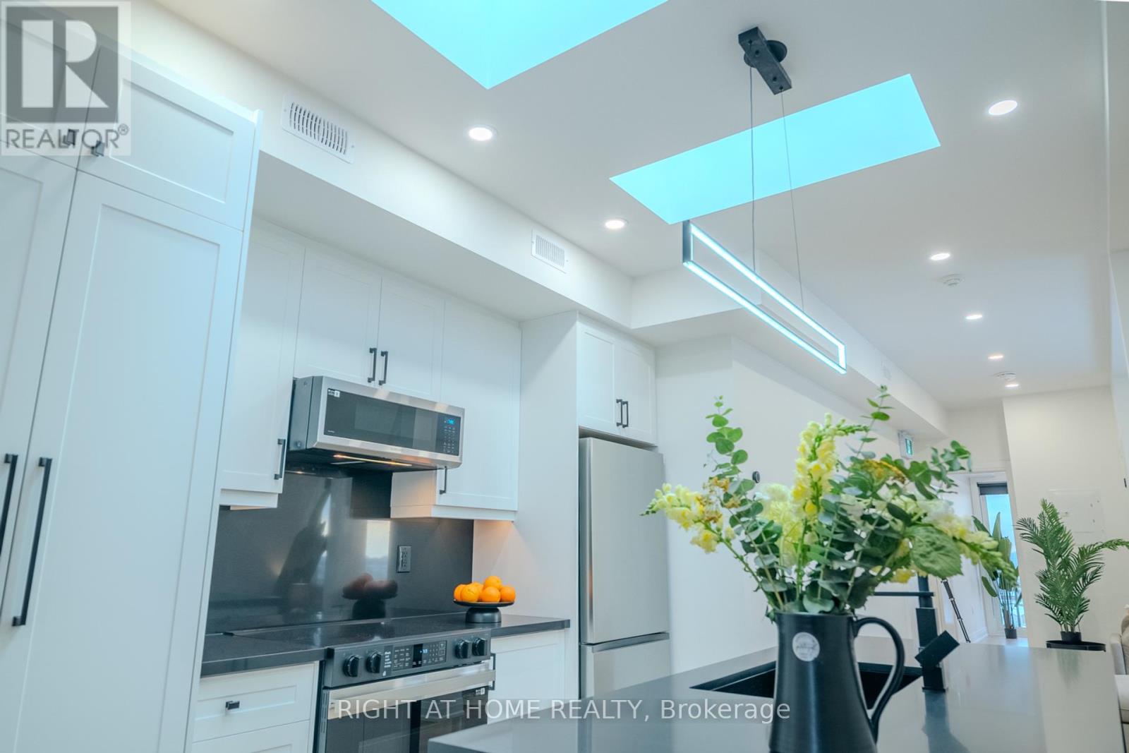 4 - 55 Innes Avenue, Toronto, Ontario  M6E 1N1 - Photo 6 - W12108071