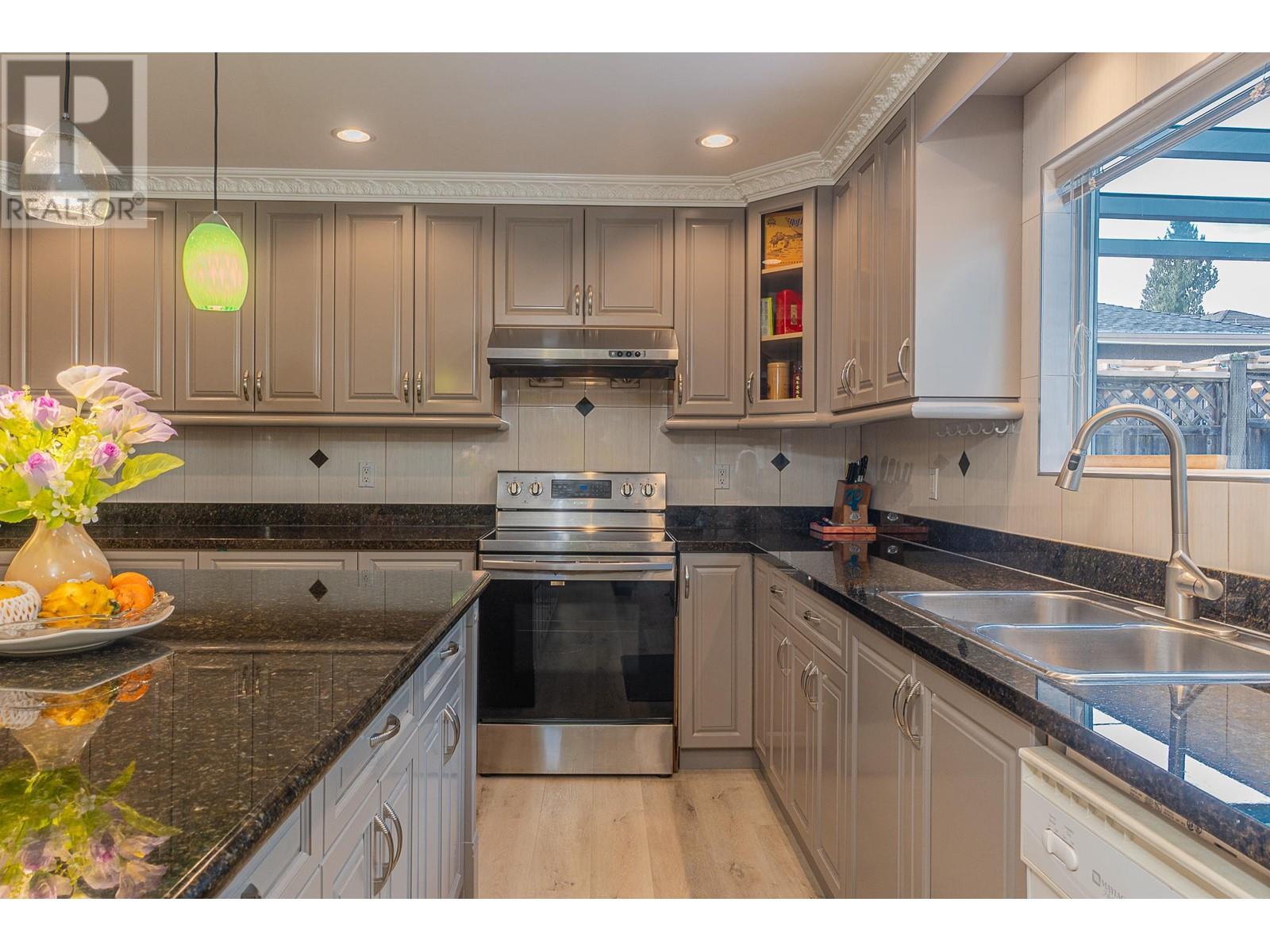 Listing Picture 9 of 35 : 6169 LOCHDALE STREET, Burnaby / 本拿比 - 魯藝地產 Yvonne Lu Group - MLS Medallion Club Member