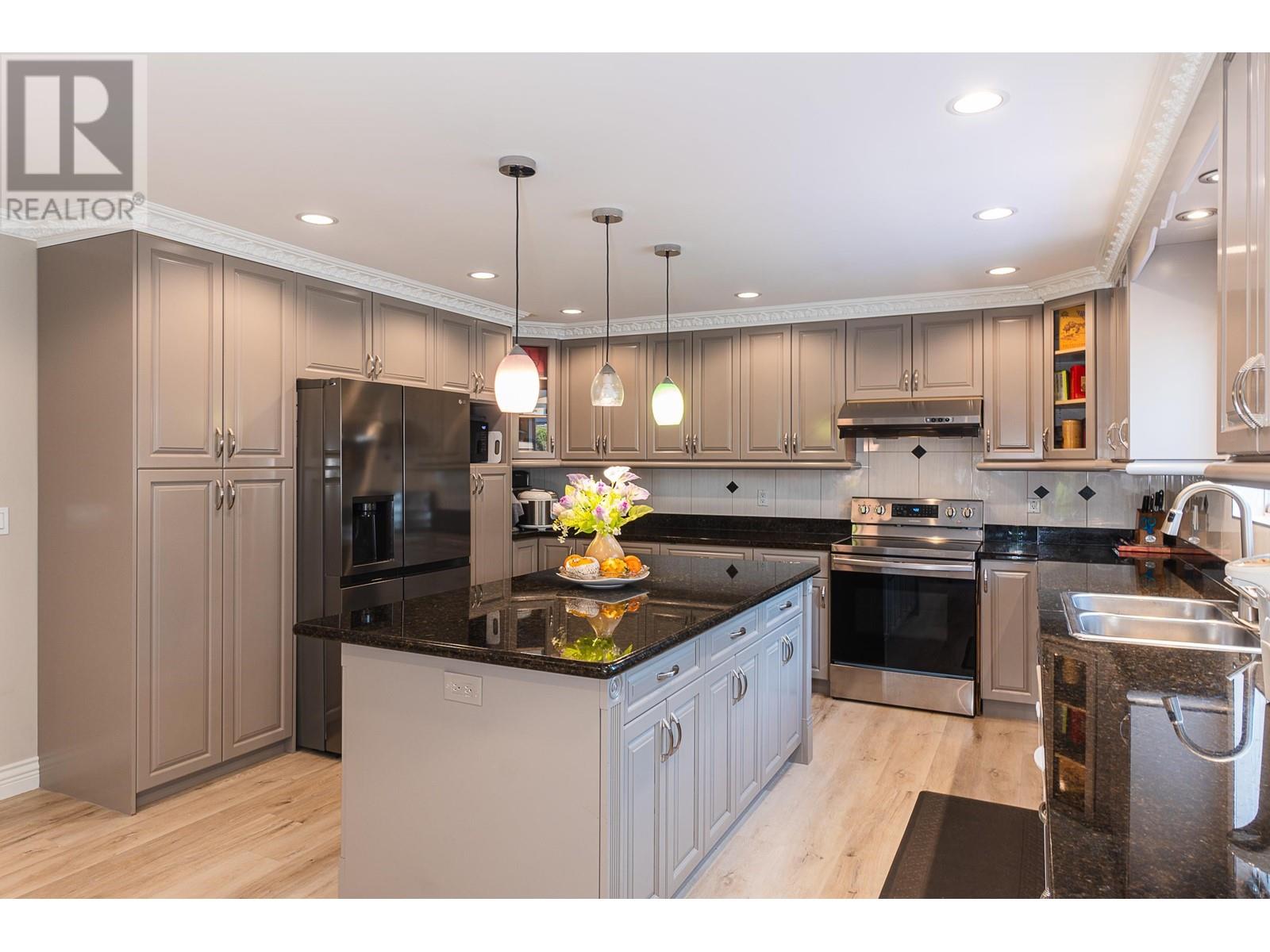Property at 6169 LOCHDALE STREET image 2