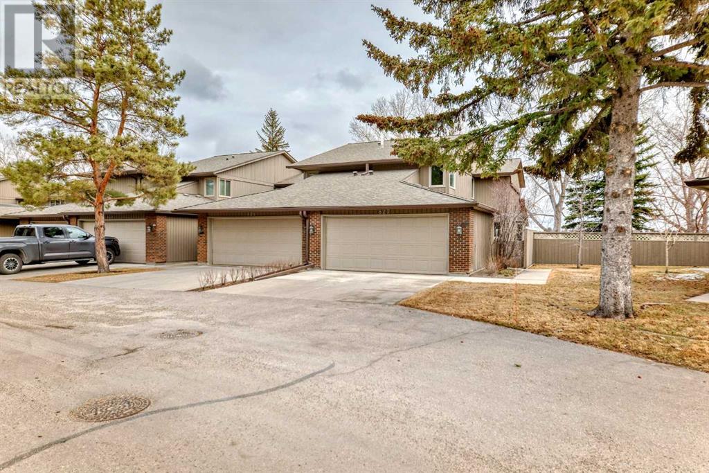 Property at 827, 860 Midridge Drive SE image 1