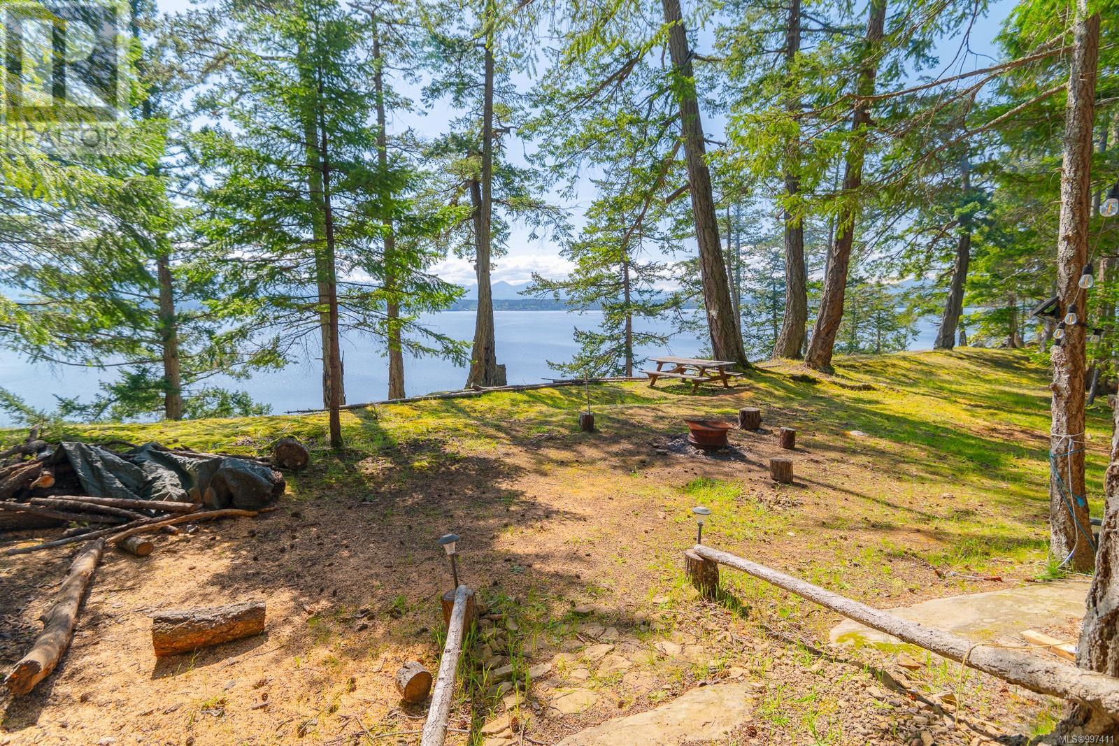 Property at 553 Flewett Dr image 4