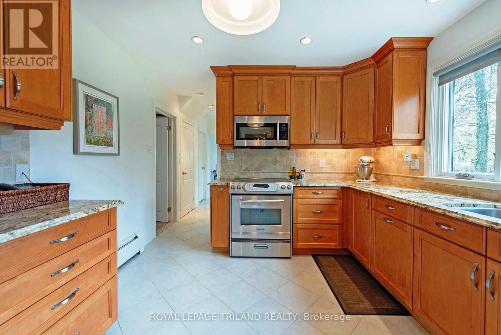 852 Manchester Road, London, Ontario  N6H 4J9 - Photo 11 - X12120633