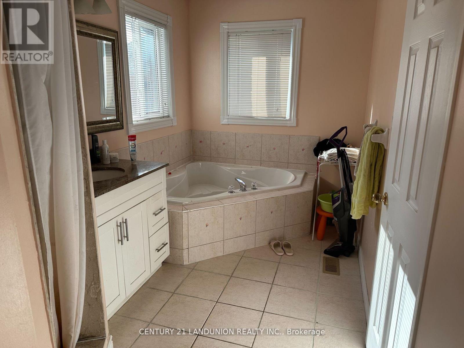 172 Hollywood Hill Circle, Vaughan, Ontario  L4H 2P2 - Photo 10 - N12120689
