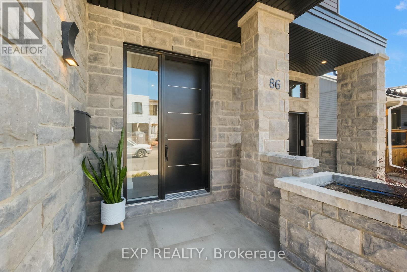 86 Queen Mary Street, Ottawa, Ontario  K1K 1X7 - Photo 2 - X12120839
