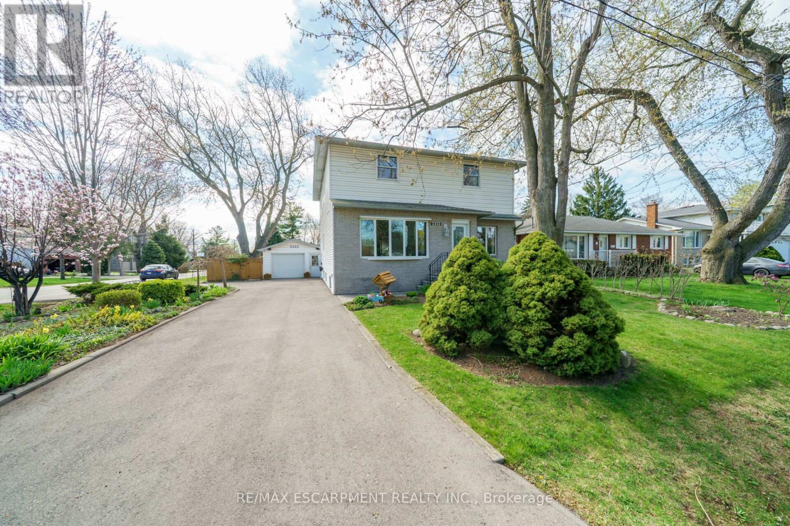 2352 Brinell Avenue, Burlington, Ontario  L7R 3P5 - Photo 2 - W12120693
