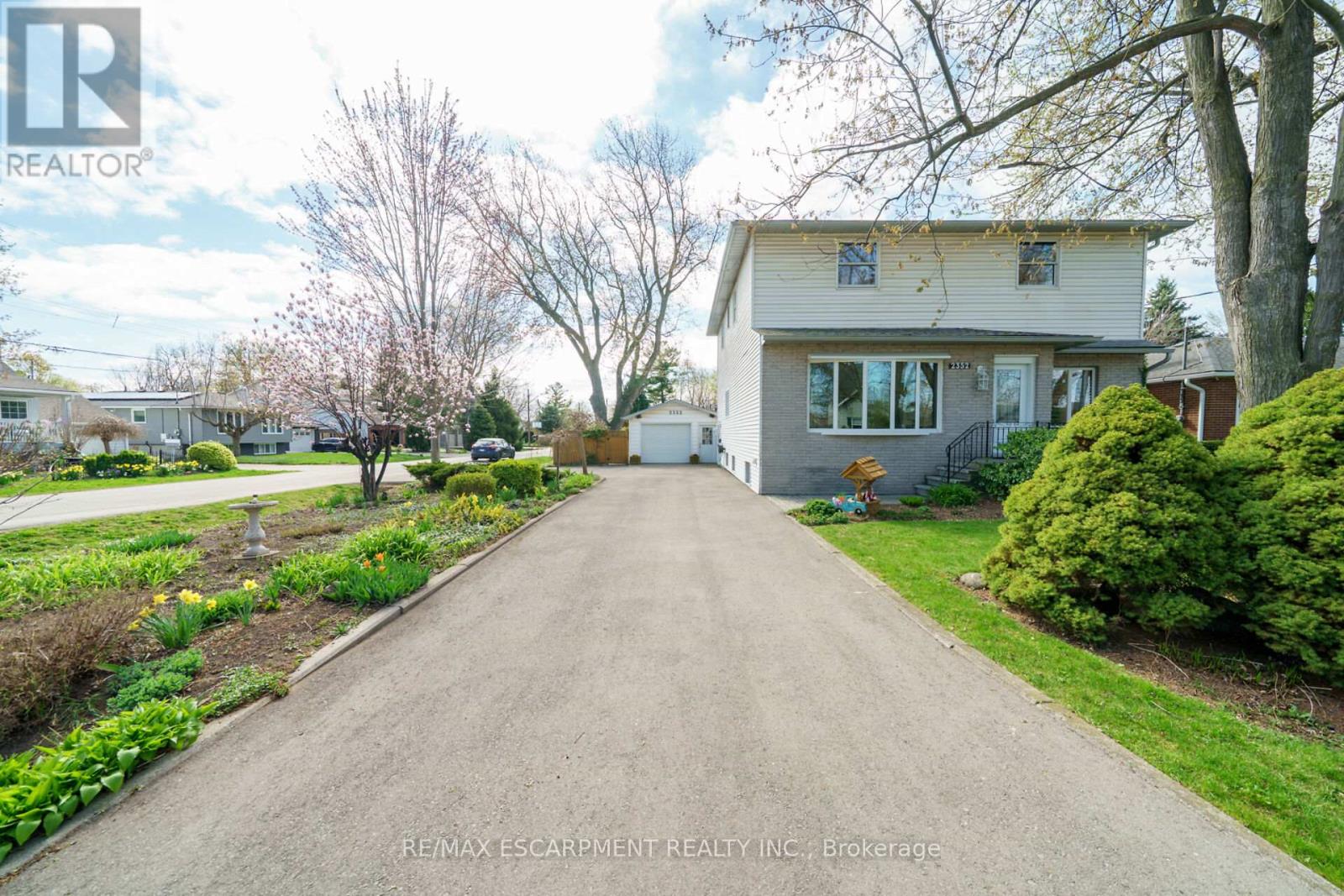 2352 Brinell Avenue, Burlington, Ontario  L7R 3P5 - Photo 3 - W12120693