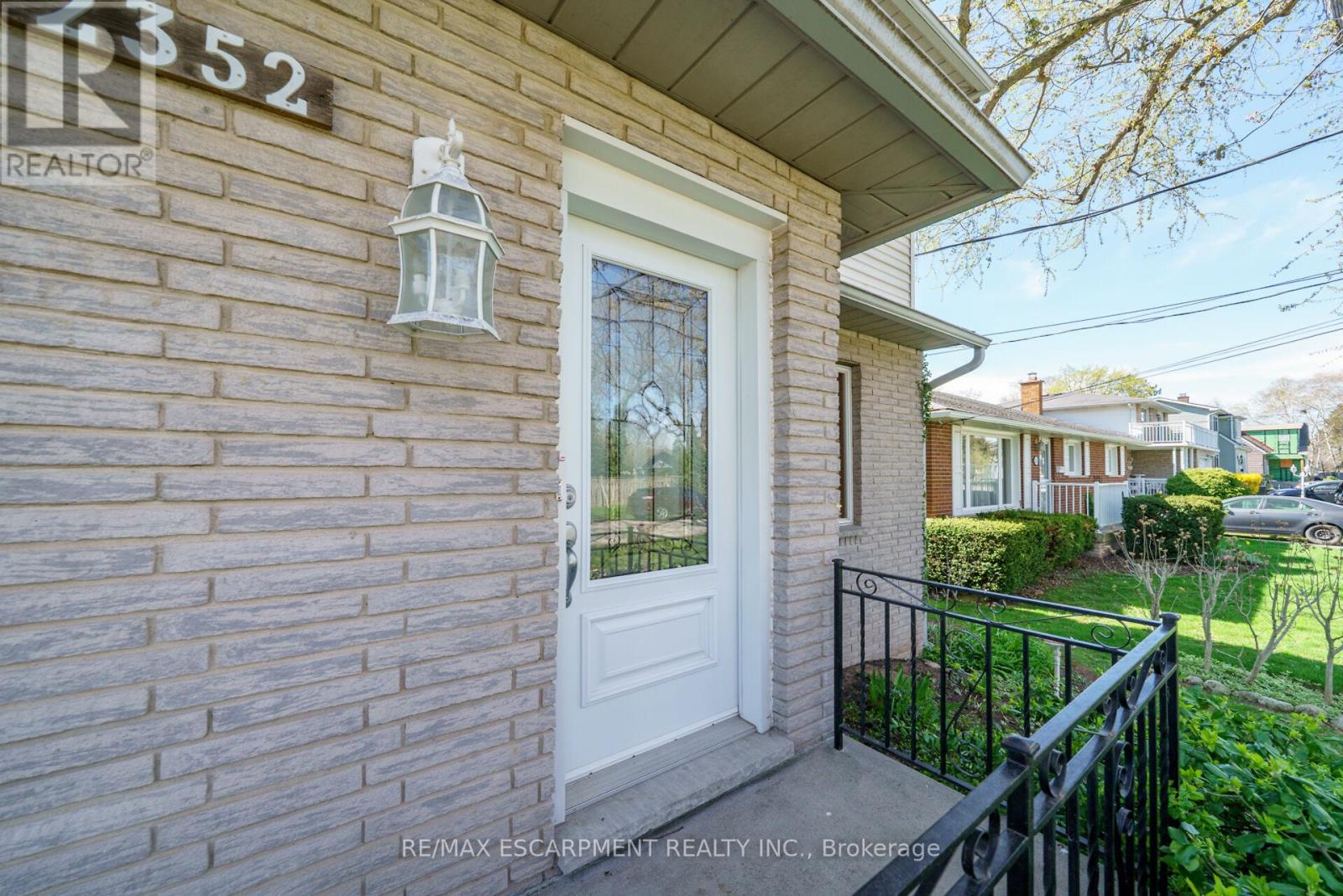 2352 Brinell Avenue, Burlington, Ontario  L7R 3P5 - Photo 4 - W12120693