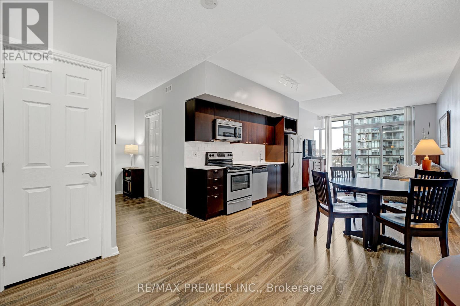714 - 105 THE QUEENSWAY, Toronto, Ontario