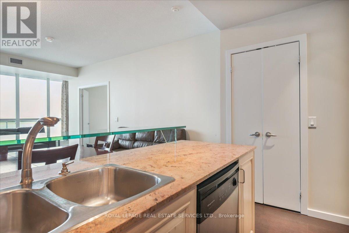 1007 - 218 Queens Quay W, Toronto, Ontario  M5J 2Y6 - Photo 19 - C12117883