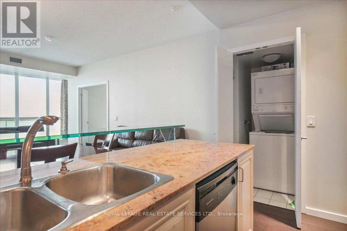 1007 - 218 Queens Quay W, Toronto, Ontario  M5J 2Y6 - Photo 18 - C12117883
