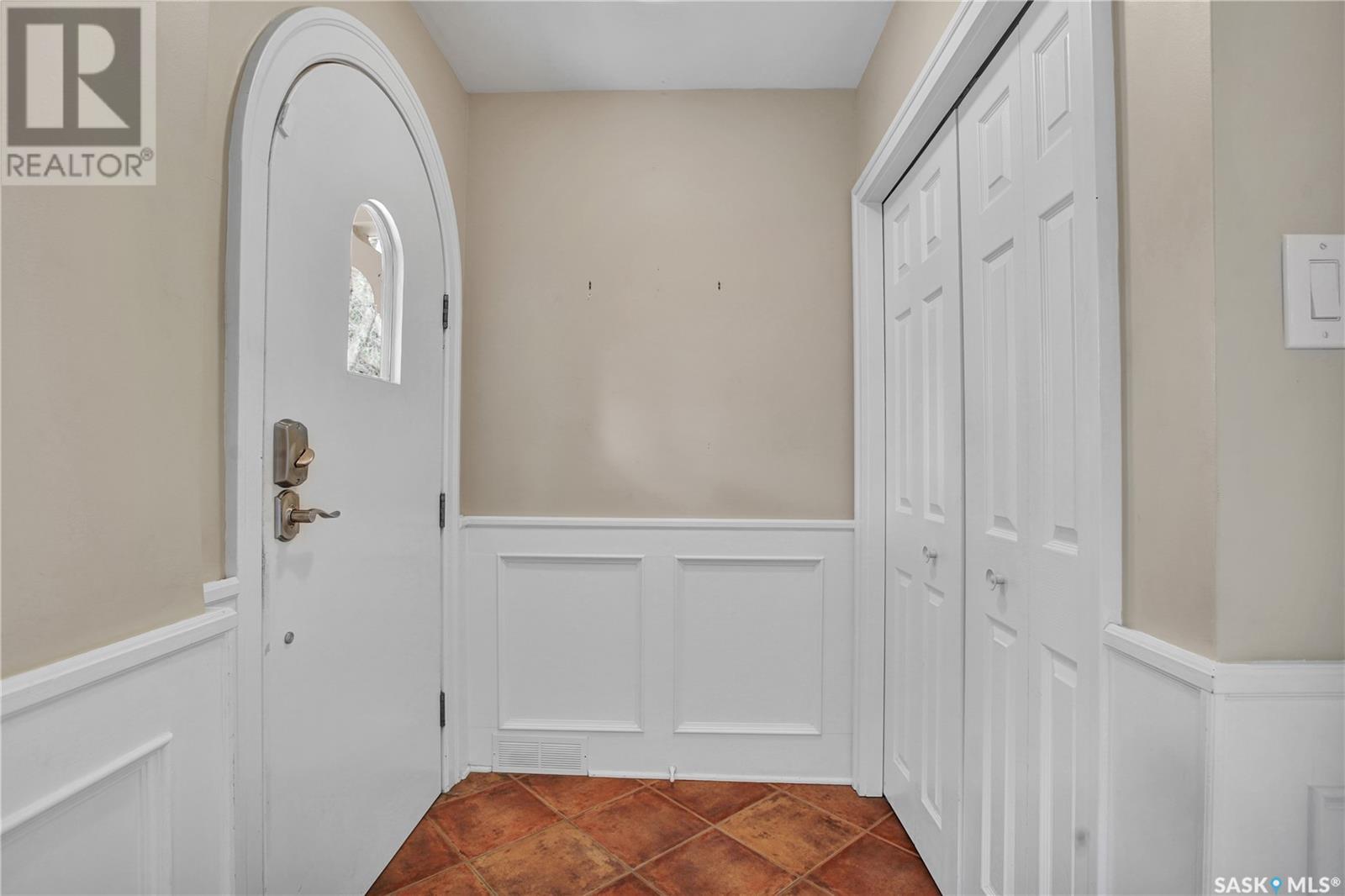 Property at 222 Saskatchewan CRESCENT W image 4
