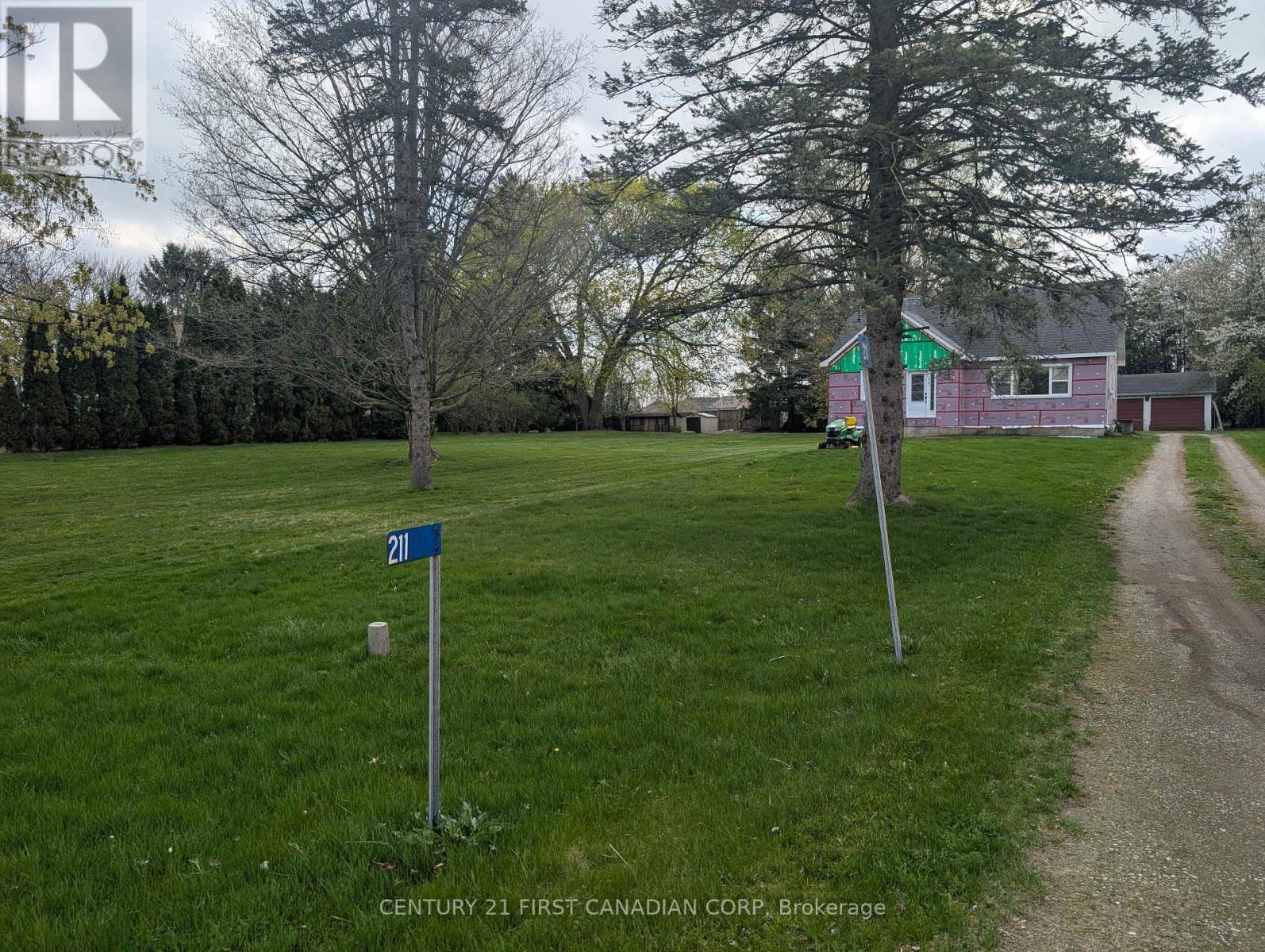 211 King Edward Street, Brant, Ontario  N3L 3E3 - Photo 8 - X12120906