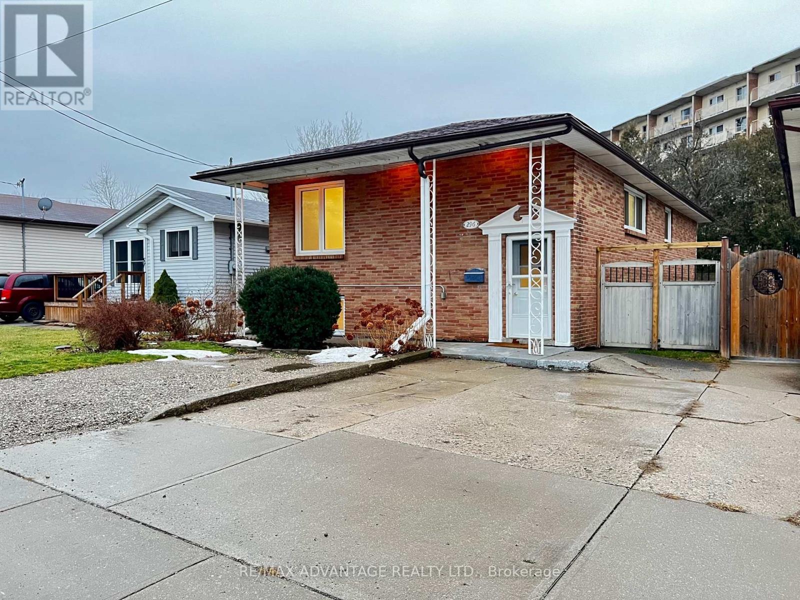 1 Upper - 296 Phyllis Street, London South, Ontario  N6J 2Z4 - Photo 1 - X12120936