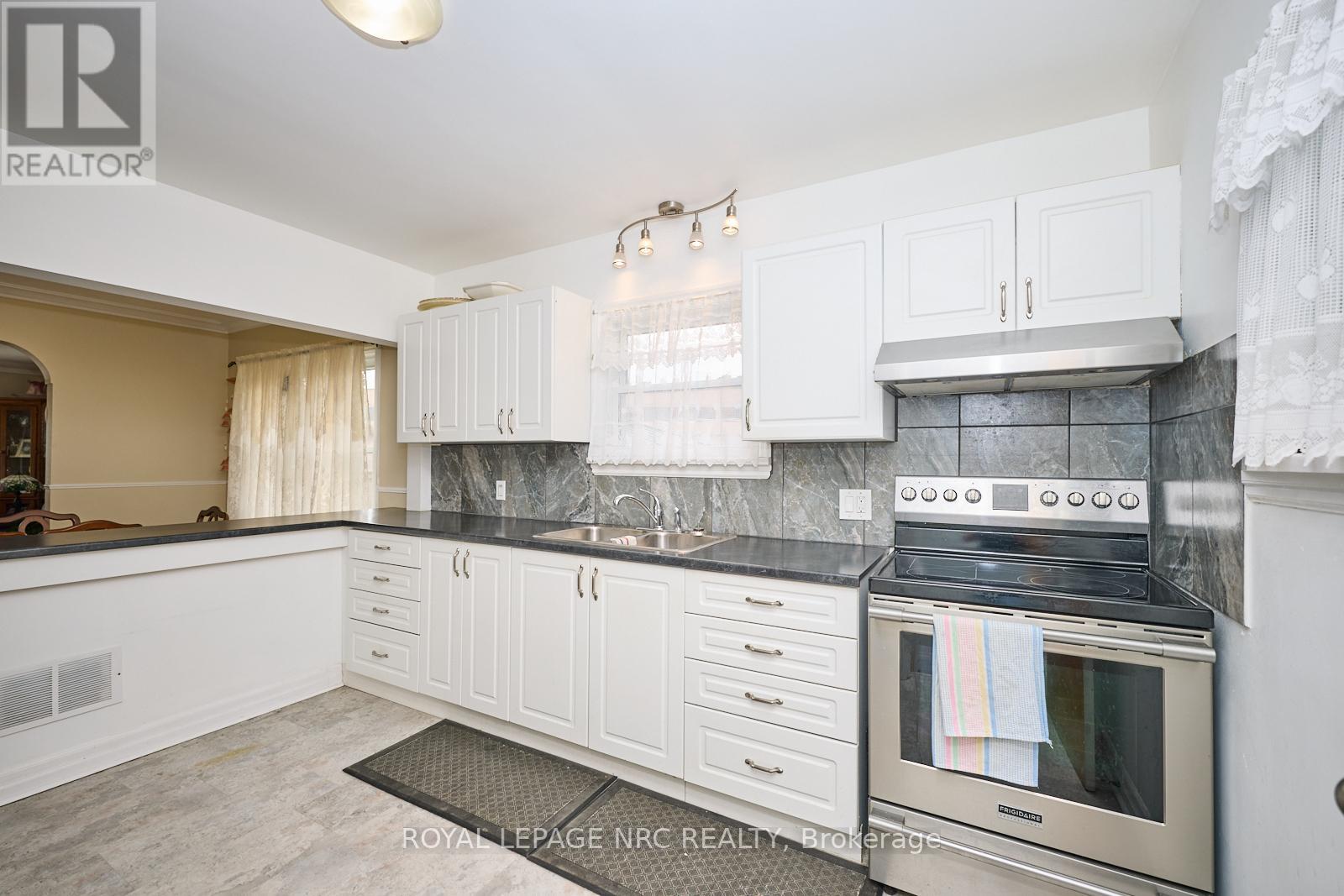 1 Thorndale Avenue, St. Catharines (Haig), Ontario  L2R 6A2 - Photo 13 - X12120966