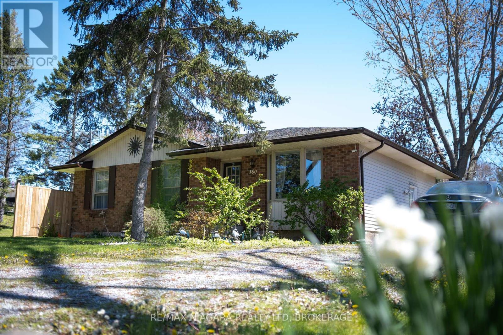 150 Elmwood Avenue, Fort Erie (Crystal Beach), Ontario  L0S 1B0 - Photo 2 - X12121001