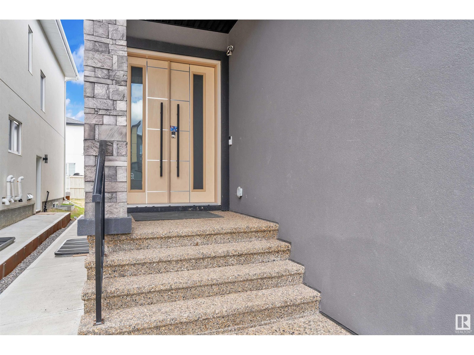 Property at 1744 18 ST NW image 2