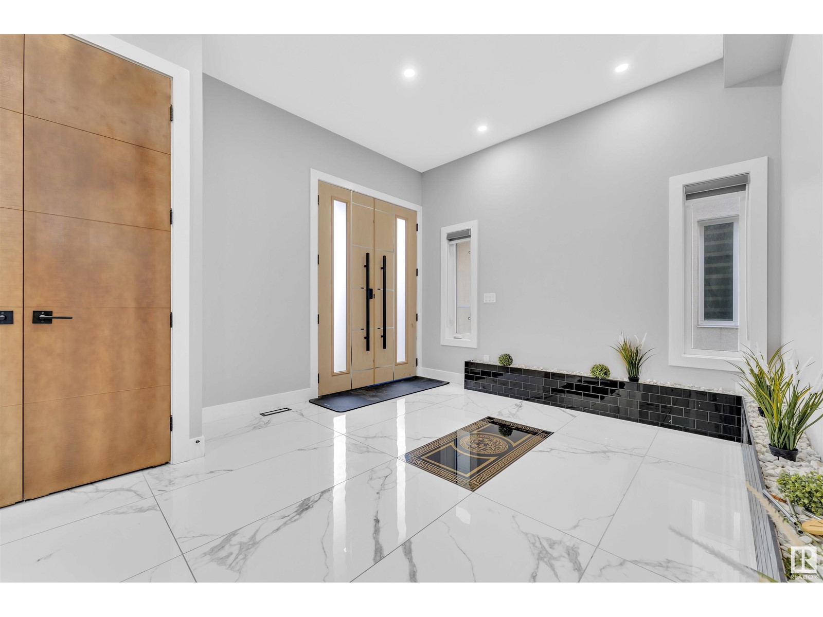 Property at 1744 18 ST NW image 3