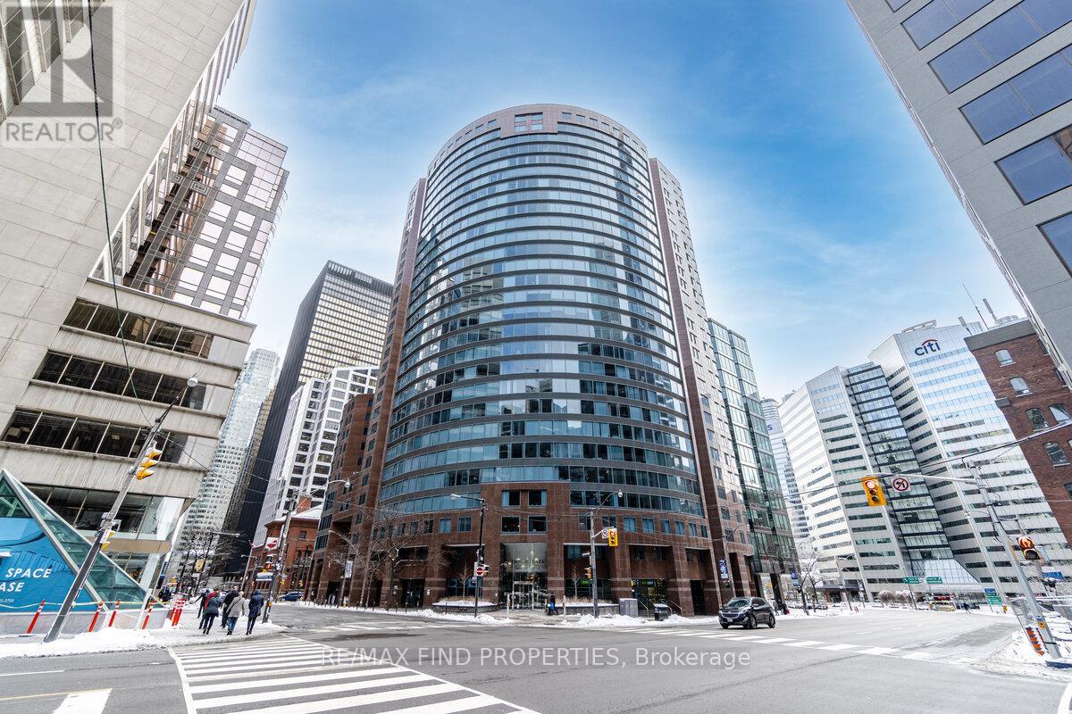 <div class="slider-price">$718,000</div><p>1105 - 33 University Avenue, Toronto, Ontario</p>