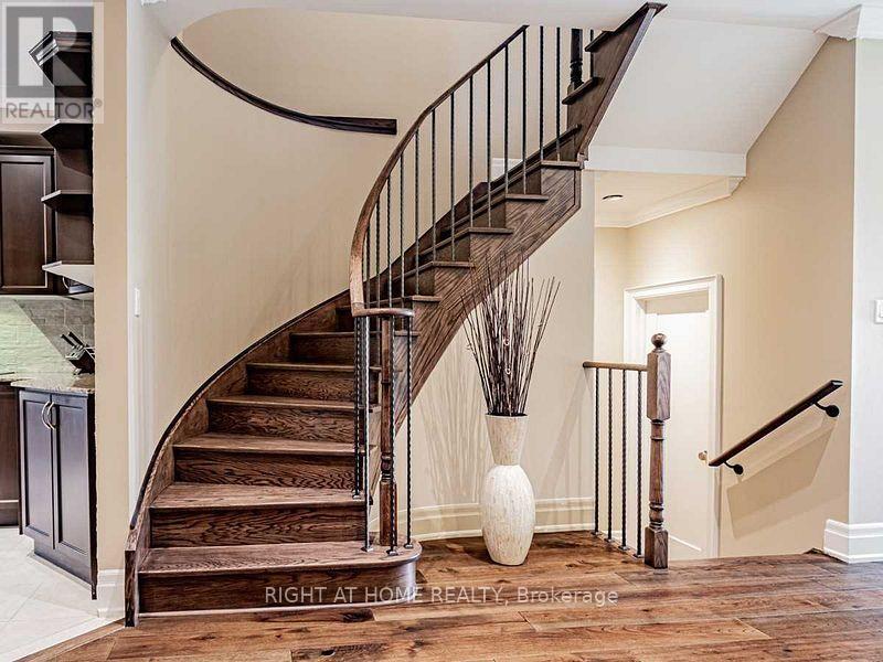 94 Collin Court, Richmond Hill, Ontario  L4E 0X8 - Photo 2 - N12083915