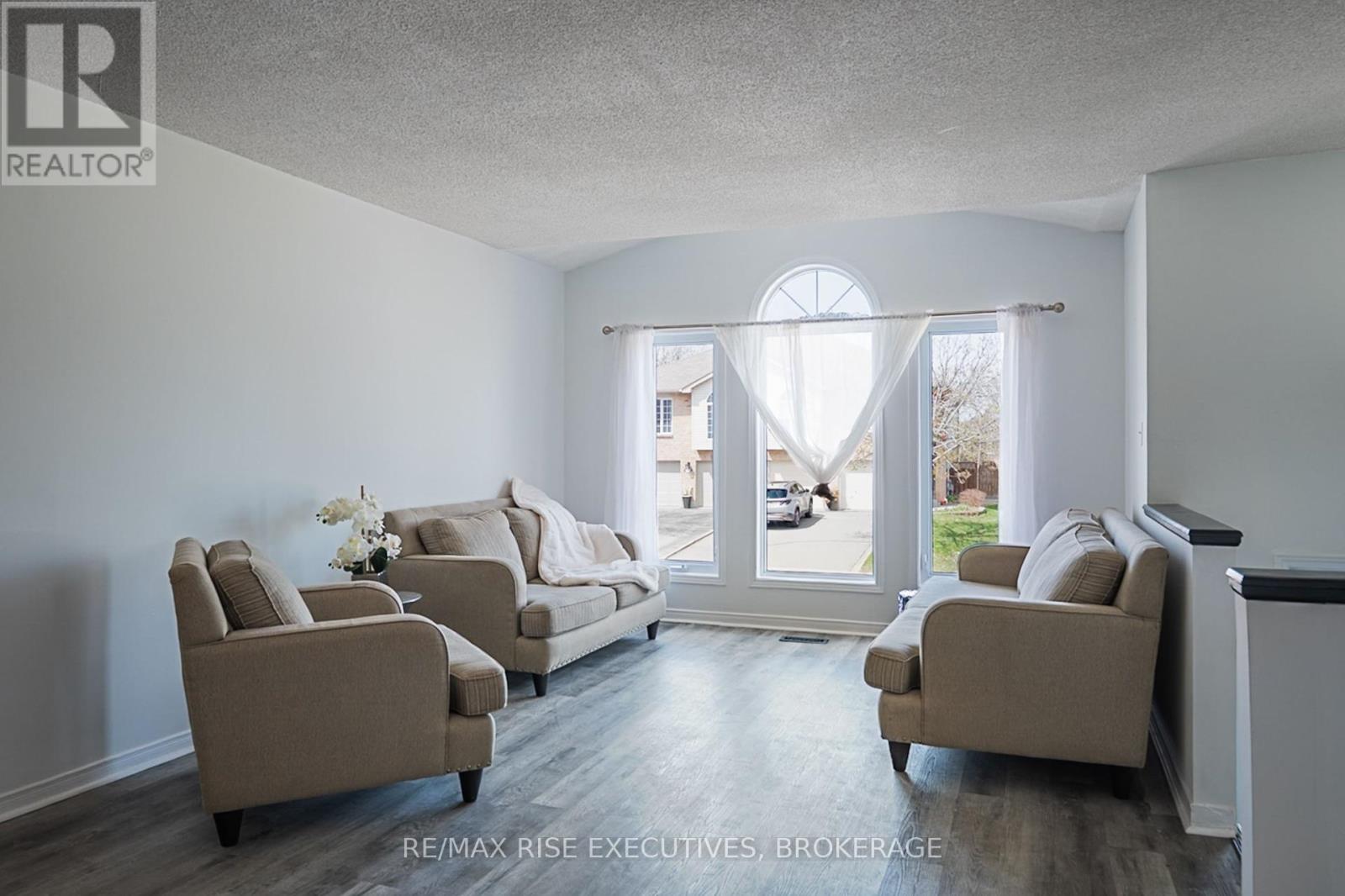 Property at 663 BARNSLEY CRESCENT E image 3