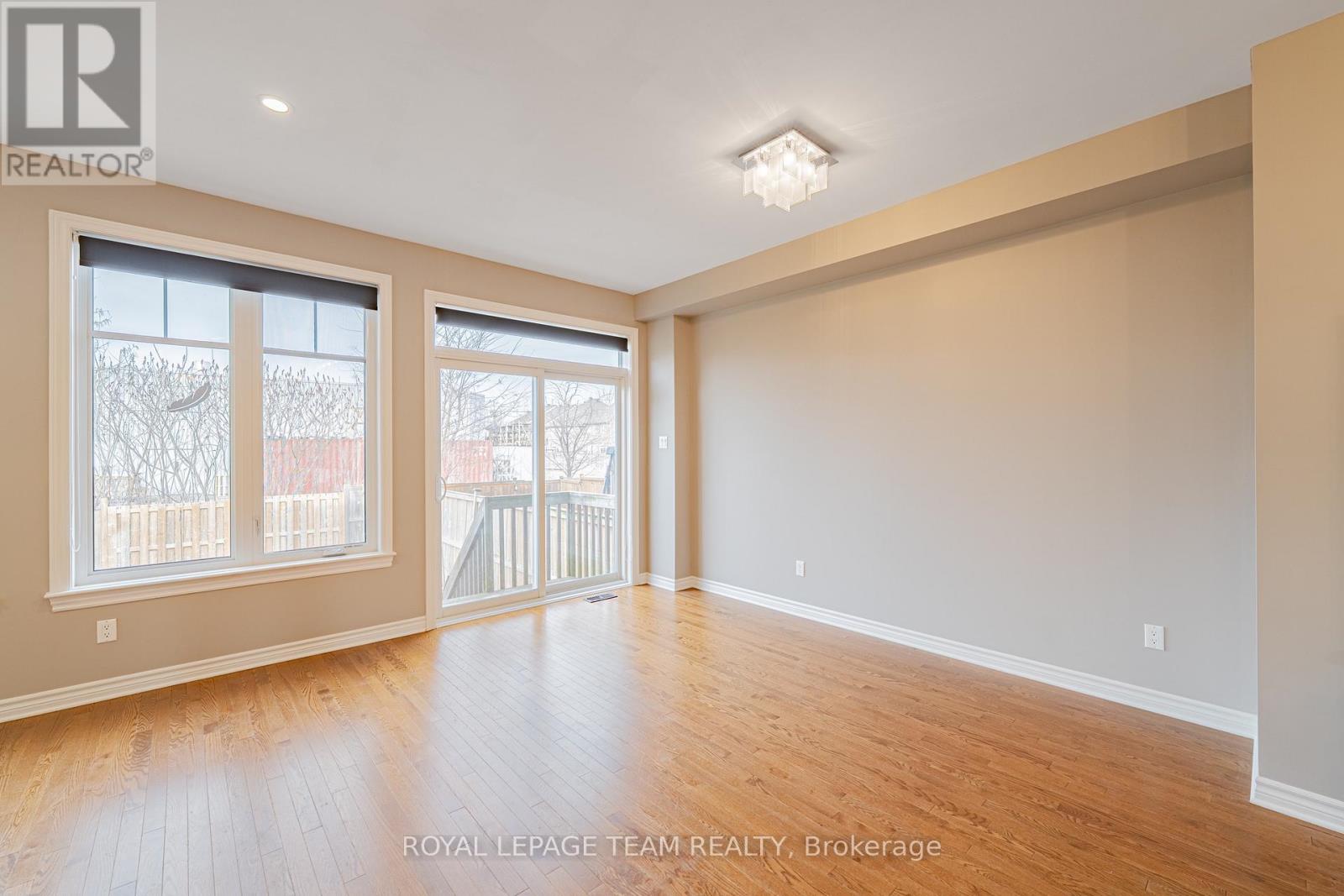 768 Cedar Creek Drive, Ottawa, Ontario  K1T 0B2 - Photo 11 - X12121055