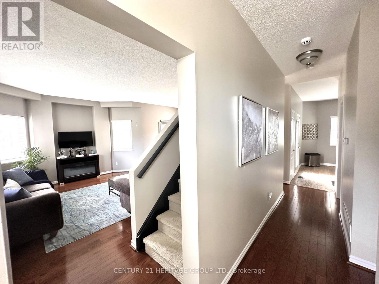 Property at 11 - 1 TOWER GATE image 3
