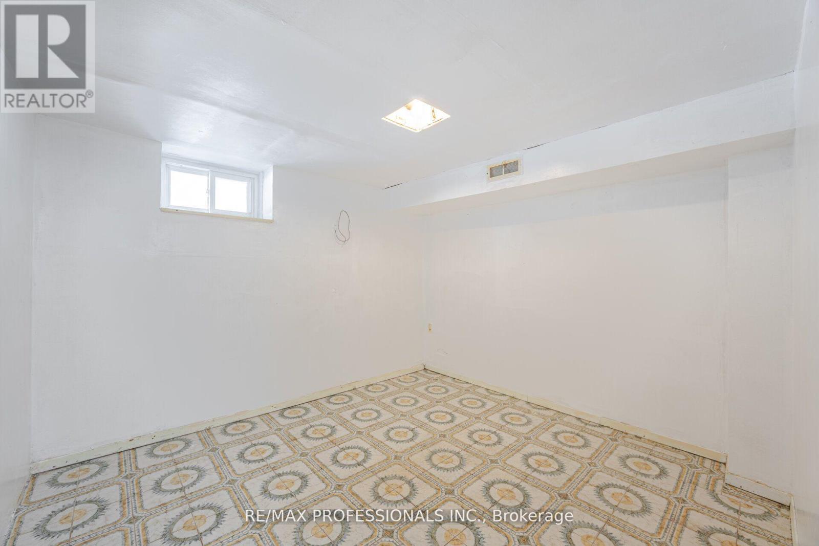 483 Valermo Drive, Toronto, Ontario  M8W 2M8 - Photo 37 - W12120989