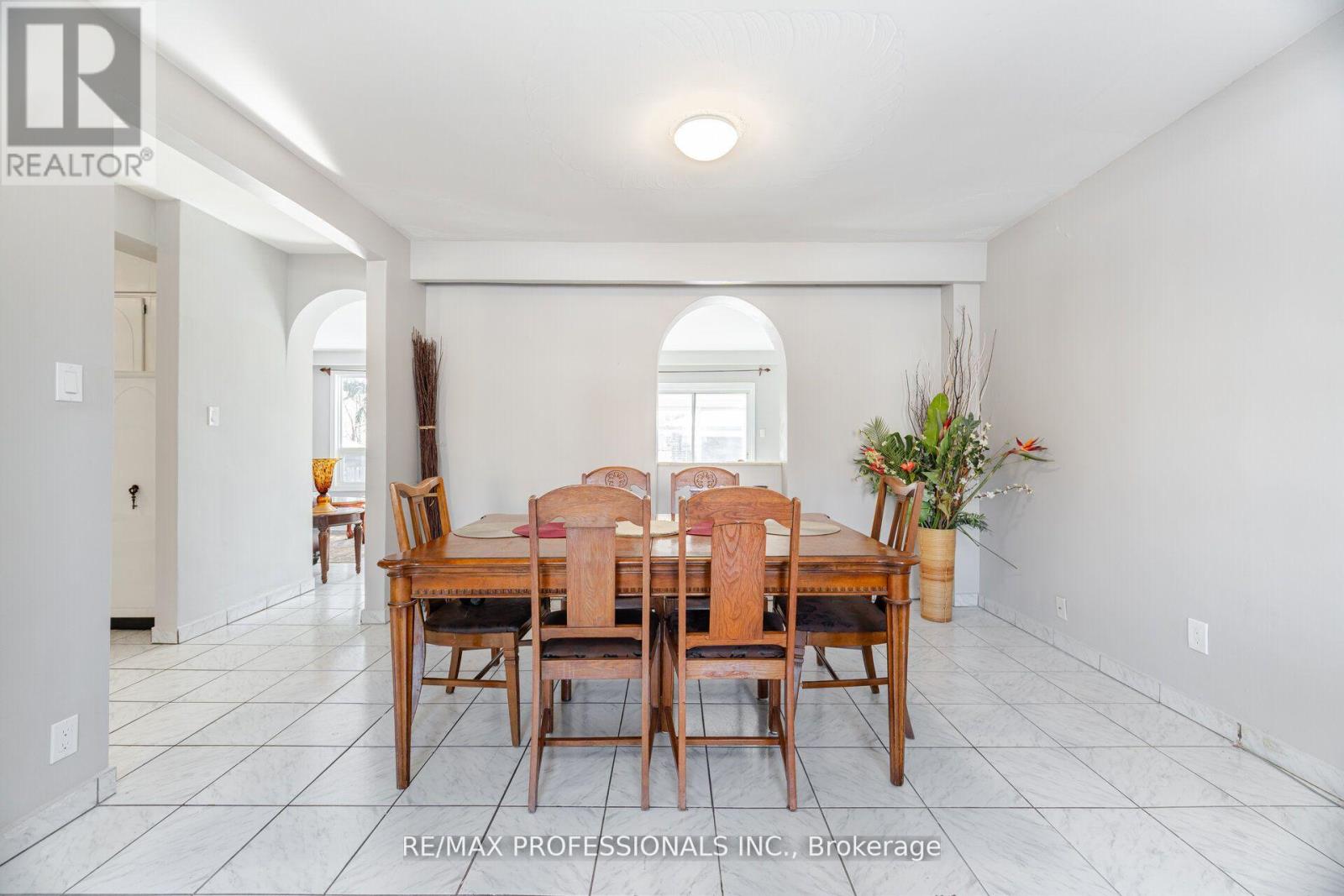 483 Valermo Drive, Toronto, Ontario  M8W 2M8 - Photo 8 - W12120989